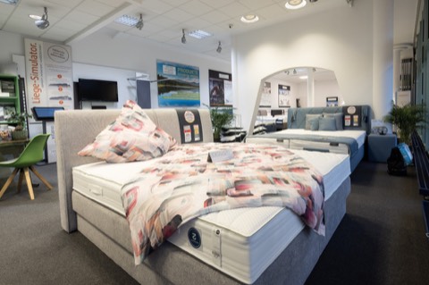 Bett mit Bettwäsche